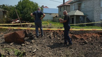 Фахівці АТ «Одесагаз» біля пошкодженого газопроводу високого тиску