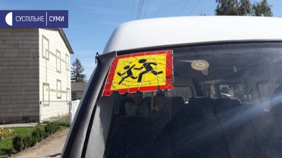 Під Сумами дітей возять до школи маршруткою замість шкільного автобуса Під Сумами дітей возять до школи маршруткою замість шкільного автобуса