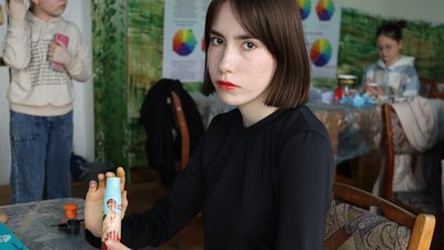 На Дніпропетровщині діти розмальовують гільзи для благодійного аукціону На Дніпропетровщині діти розмальовують гільзи для благодійного аукціону