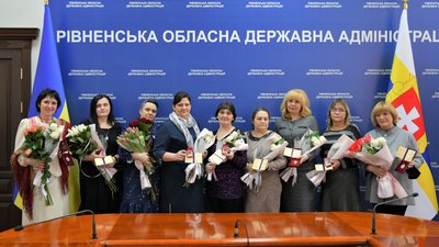 На Рівненщині додалося шість матерів-героїнь. Їх нагородили - ОДА На Рівненщині додалося шість матерів-героїнь. Їх нагородили - ОДА