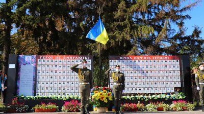 185 ударів Дзвону пам'яті: у Чернігові вшанували пам'ять загиблих воїнів