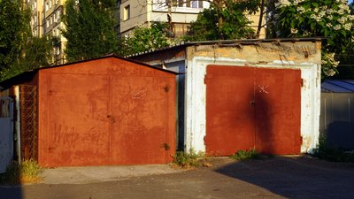 «Ваша фарба – наша робота». Як реагують дніпряни на вимогу мерії терміново фарбувати гаражі в сірий