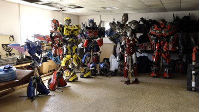 У Івано-Франківську переселенці з Донбасу створюють костюми трансформерів У Івано-Франківську переселенці з Донбасу створюють костюми трансформерів
