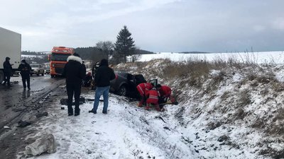 На Франківщині зіткнулися легковик та вантажівка. Троє людей - у лікарні На Франківщині зіткнулися легковик та вантажівка. Троє людей - у лікарні