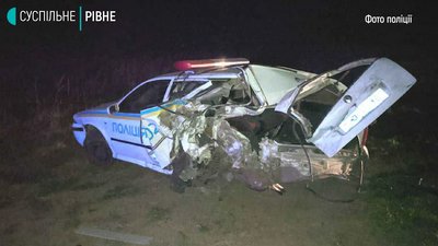 ДТП на Рівненщині: поліцейське авто після зіткнення злетіло в кювет