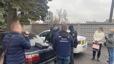 На Дніпропетровщині 11 поліцейських підозрюють у систематичному вимаганні хабарів від водіїв