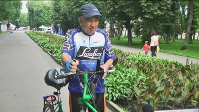 Вінничанин змайстрував собі велосипед для їзди лежачи Вінничанин змайстрував собі велосипед для їзди лежачи