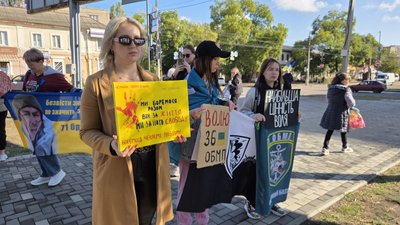 Люди вийшли на акцію-нагадування про полонених і зниклих безвісти військових