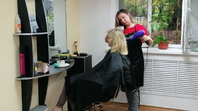 "Допомагатиму маріупольцям, поки буде потрібно". Перукарка – про допомогу землякам у Кропивницькому