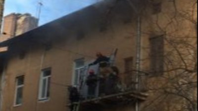 У центрі Львова понад 20 рятувальників гасили пожежу в квартирі