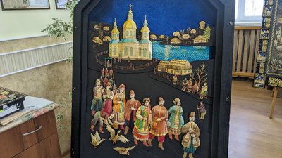 Майстер із Овруча працює над новою картиною з використанням соломи