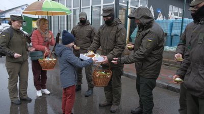 "Поки відпустили додому перепочити". Як готували великодні гостинці для військової частини "Поки відпустили додому перепочити". Як готували великодні гостинці для військової частини