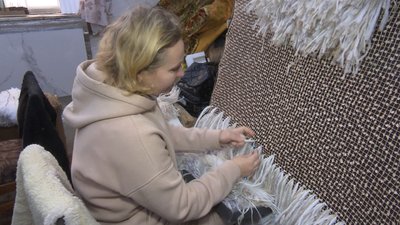 У волонтерському центрі на Вінниччині плетуть сітки та шиють маскувальні костюми