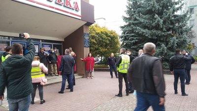 Люди в камуфляжі перепиняють депутатів Рівнеради перед сесією Люди в камуфляжі перепиняють депутатів Рівнеради перед сесією