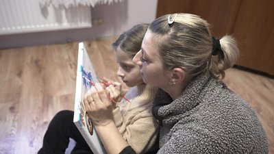 9-річна волонтерка Марійка Власенко разом із мамою Марією розмальовують картину 9-річна волонтерка Марійка Власенко разом із мамою Марією розмальовують картину