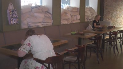 Переселенцям з Маріуполя подарували кафе у Дніпрі Переселенцям з Маріуполя подарували кафе у Дніпрі