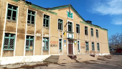 Торецьк, пошкоджена обстрілом школа Торецьк, пошкоджена обстрілом школа