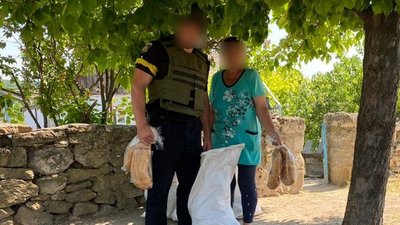 Поліцейські Бериславського райвідділу Херсонщини привезли гуманітарну допомогу до Осокорівки Поліцейські Бериславського райвідділу Херсонщини привезли гуманітарну допомогу до Осокорівки