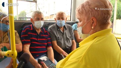 Багатьох пасажирів безготівкова форма за проїзд, кажуть контролери та водії тролейбусів, обурює. Фото: Суспільне. Багатьох пасажирів безготівкова форма за проїзд, кажуть контролери та водії тролейбусів, обурює. Фото: Суспільне.