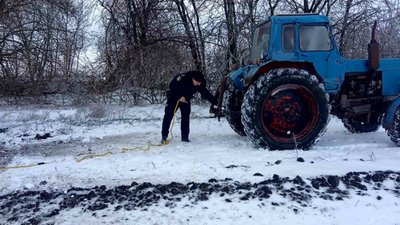 На Херсонщині поліція витягла зі снігової пастки автомобіль жителя Запоріжжя На Херсонщині поліція витягла зі снігової пастки автомобіль жителя Запоріжжя