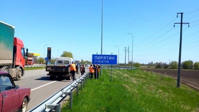 На Полтавщині встановлюють демонтовані через війну дорожні знаки На Полтавщині встановлюють демонтовані через війну дорожні знаки
