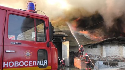 У Новоселиці горів склад будматеріалів У Новоселиці горів склад будматеріалів