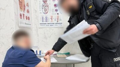 лікар, поліція, підозра
