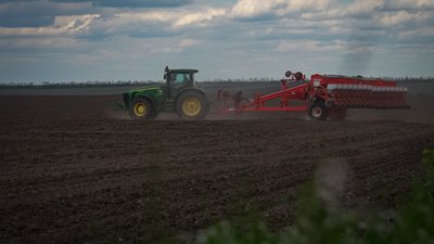 “Викопали російські снаряди – посіяли соняшник”: як українські фермери попри війну тримають економічний фронт “Викопали російські снаряди – посіяли соняшник”: як українські фермери попри війну тримають економічний фронт