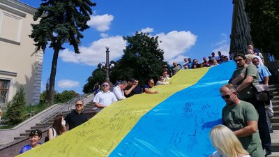 Двадцятиметровий стяг України розгорнули у центрі Тернополя Двадцятиметровий стяг України розгорнули у центрі Тернополя