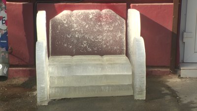 В Запоріжжі тануть крижані лавочки, які недавно встановили В Запоріжжі тануть крижані лавочки, які недавно встановили