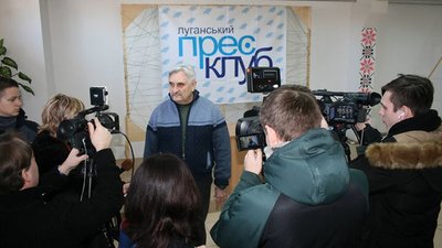 "Гей-гу, чорти ми лісові". Як 25 років тому у Кадіївці на Луганщині підняли перший синьо-жовтий прапор "Гей-гу, чорти ми лісові". Як 25 років тому у Кадіївці на Луганщині підняли перший синьо-жовтий прапор