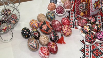 "Поки пишуть писанки, доти існує світ": лучанка створює великодні яйця за давніми зразками "Поки пишуть писанки, доти існує світ": лучанка створює великодні яйця за давніми зразками