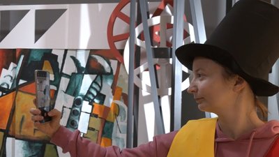 День селфі у музеях: херсонці фотографувались на фоні улюблених експонатів День селфі у музеях: херсонці фотографувались на фоні улюблених експонатів