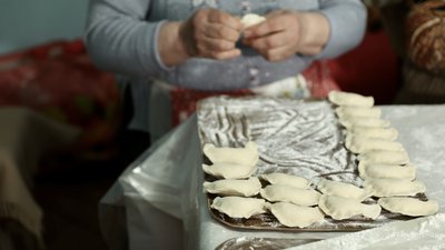 Волонтерять усім селом. Як в громаді на Буковині впродовж року війни допомагають військовим