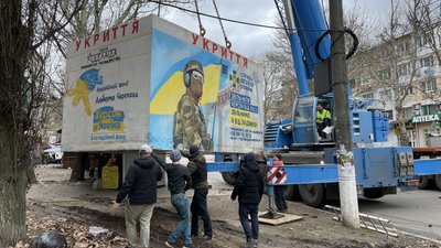 У Херсоні встановили ще три мобільні укриття У Херсоні встановили ще три мобільні укриття