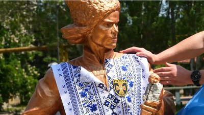 У Гуляйполі Запорізької області вдягли у вишиванку пам'ятник Нестору Махну