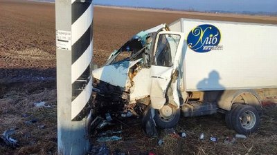 На Житомирщині "Газель" наїхала на електроопору і перевернулася – водія затисло деформованими конструкціями автомобіля На Житомирщині "Газель" наїхала на електроопору і перевернулася – водія затисло деформованими конструкціями автомобіля