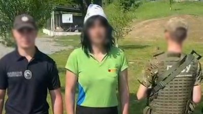 Закарпатські прикордонники затримали 44-річного чоловіка, переодягненого у жінку