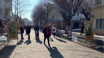 У Луцьку просто неба встановили постери з героями "Лісової пісні" У Луцьку просто неба встановили постери з героями "Лісової пісні"