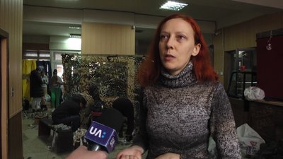 У Житомирі плетуть маскувальні сітки для потреб фронту У Житомирі плетуть маскувальні сітки для потреб фронту