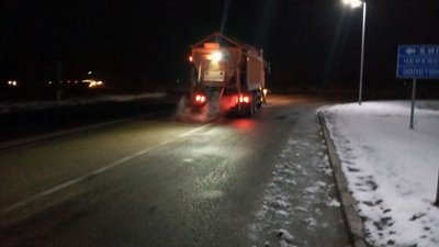 Ожеледиця: протягом ночі на дорогах Черкащини працювало понад 50 машин спецтехніки