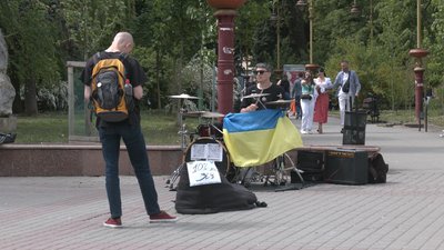 В Івано-Франківську вуличний барабанщик 10% свого заробітку відправляє на ЗСУ В Івано-Франківську вуличний барабанщик 10% свого заробітку відправляє на ЗСУ