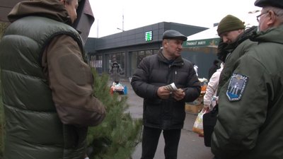 Виявили двох порушників: у Черкасах екоінспектори перевіряли пункти продажу ялинок Виявили двох порушників: у Черкасах екоінспектори перевіряли пункти продажу ялинок