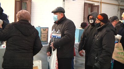 Житомиряни приходили до церков з 6:30 ранку, щоб набрати освяченої води Житомиряни приходили до церков з 6:30 ранку, щоб набрати освяченої води