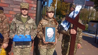 Загинули на Херсонщині та Чернігівщині: в Житомирі попрощалися з трьома захисниками України Загинули на Херсонщині та Чернігівщині: в Житомирі попрощалися з трьома захисниками України