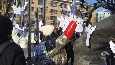 Дерево Свободи у Вінниці прикрасили паперових янголів Дерево Свободи у Вінниці прикрасили паперових янголів