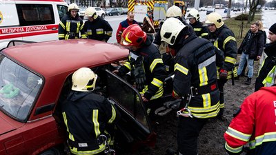 Рятувальники Сум визволили жінку з понівеченої автівки Рятувальники Сум визволили жінку з понівеченої автівки