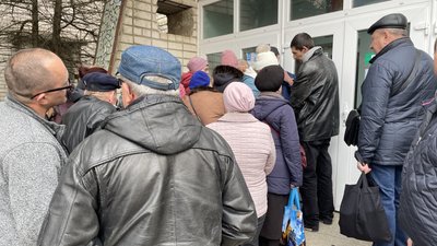 Черги за сертифікатами на продукти від ООН: що відбувається на пунктах видачі у Херсоні Черги за сертифікатами на продукти від ООН: що відбувається на пунктах видачі у Херсоні
