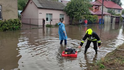В Ужгороді через дощі підтопило вулиці, дороги та переїзди В Ужгороді через дощі підтопило вулиці, дороги та переїзди
