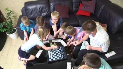 Діти грають у шахи